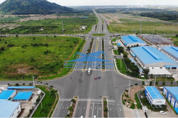 💥💥  Bán Đất mặt tiền 8.300m2 Bến Lức, Long An. Vị trí vàng để kinh doanh.