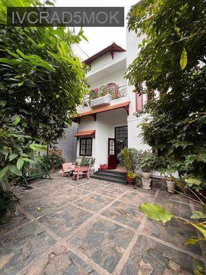 Biệt thự sân vườn kiến trúc đẹp hồ cá cây xanh ô tô đậu trong sân vuon - Phường 10  -  Quận Tân Bình 