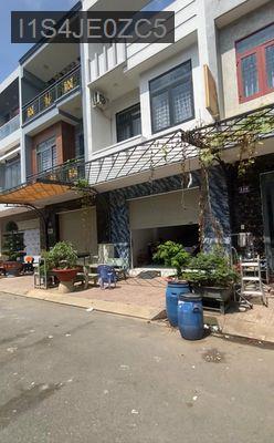 Kẹt tiền bán gấp nhà phố mặt tiền 17m trong khu dân cư giá 5,5 tỷ - Phường Đông Hiệp  -  Thị xã Dĩ An 
