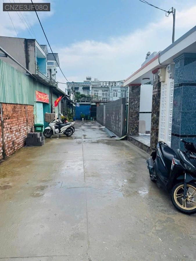 Bán 2 căn nhà phố cao cấp Bà Điểm, hướng đông nam. Đường trước nhà 6m, xe hơi đậu cửa. - Xã Bà Điểm  -  Huyện Hóc Môn  - (ảnh - 3)